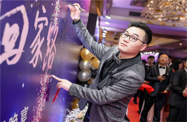 【高光“疫”事】勇敢逆行的特殊“网约车”——918博天堂90后，用信念打通生命运输线